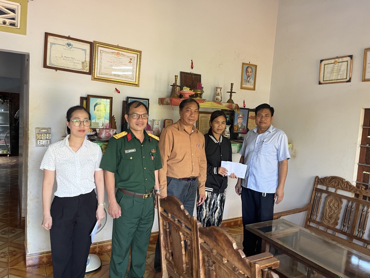 Thăm hỏi, tặng quà gia đình chính sách nhân ngày Thương binh – Liệt sỹ 27/7